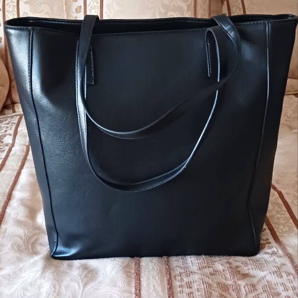Steve Madden Large Black Tote with a wristlet and pouch. NWT ๐๐Host Pick ๐๐ - Picture 2 of 16